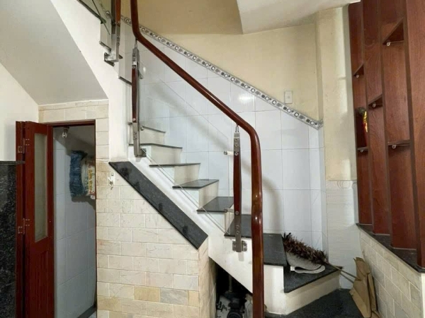 BÁN NHÀ 4 TẤM ĐÚC Q.4 - VỊ TRÍ ĐẸP 