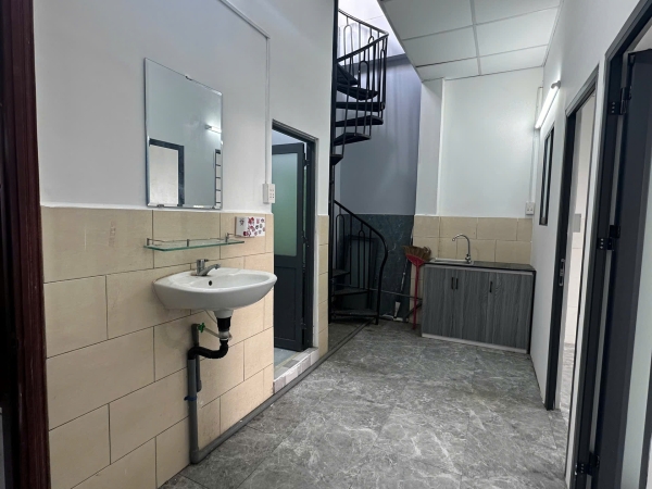 Căn 2PN- 1WC nội thất cơ bản rộng 30m2 + tách bếp, cửa sổ đón nắng