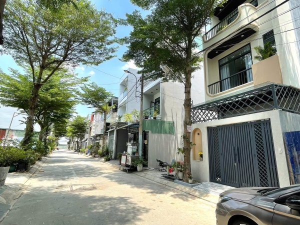 chính chủ bán căn nhà ngay cạnh Đông Tăng Long