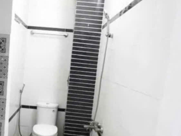 Gác ban công, có máy lạnh + kệ bếp