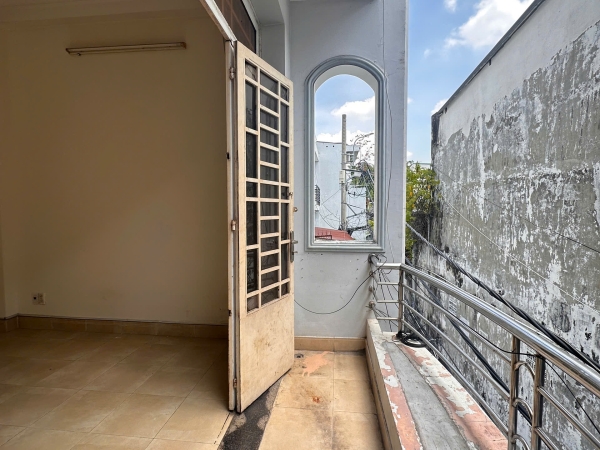 Nội thất cơ bản rộng 30m2 + Ban Công Riêng + xe hơi tận cửa