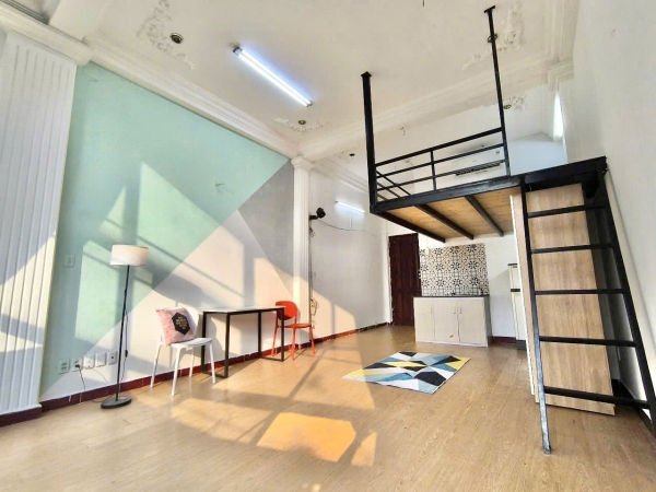 Phòng rộng 30m2, có gác cửa sổ, full nội thất