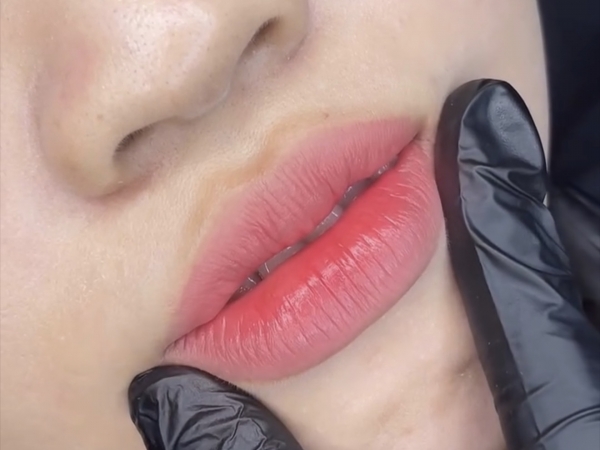 Phun môi tan viền